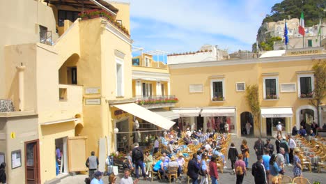 Bustling-Tourists-On-The-Famous-Square-Of-Piazza-Umberto-In-The-Island-Of-Capri,-Italy