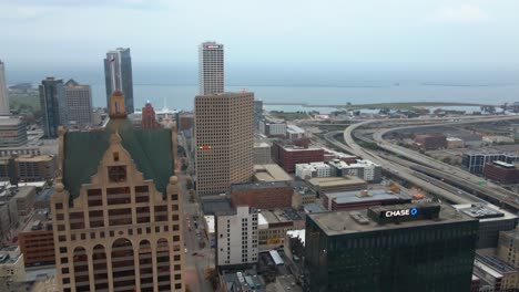 Luftbild-Mit-Blick-Auf-Ein-Hochhaus-In-Der-Innenstadt-Von-Milwaukee,-Bewölkt,-Usa---Schwenk,-Drohne-Geschossen