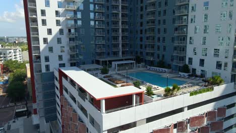 Outdoor-pool-on-a-terrace-in-a-luxury-downtown-building-in-Tampa-Florida,-Aerial