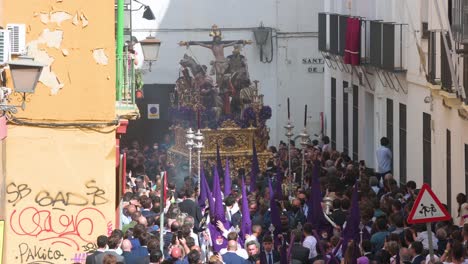 Los-Penitentes-Llevan-La-Imagen-De-Jesucristo-A-Través-De-Las-Multitudes-De-Adoradores-Durante-Una-Procesión-De-Semana-Santa-En-Sevilla,-España