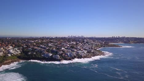 4k-Luftpanoramablick-Auf-Die-Küste-Von-Sydney-Vom-Ozean-Mit-Blauem,-Klarem-Himmel