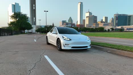 Tesla-Model-3-Fabricado-En-Estados-Unidos-Contra-El-Horizonte-De-Dallas,-Texas