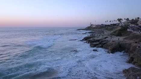 Zeitlupe-Entlang-Der-Küste-Menschen-Auf-Der-Klippe-Wunderbares-Luftbild-Panorama-Kurve-Flug-Drohnenaufnahmen-Bei-Sonnenuntergang-San-Diego-Windansea-Beach-USA-2018