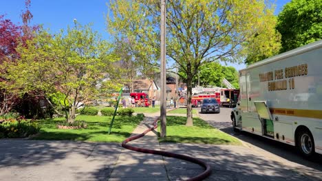 Camiones-De-Bomberos-Y-Personal-De-Emergencia-Responde-Al-Incendio-De-Una-Casa-En-Toronto