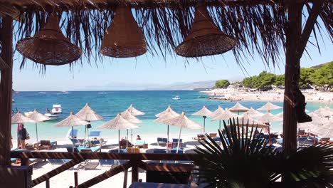 Volar-A-Través-Del-Club-De-Playa-Tropical-A-La-Playa-Popular-En-Ksamil,-Albania