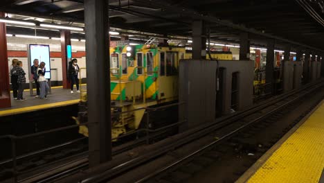 Wartungsautozug,-Der-In-New-York-City-U-bahnstation-Vorbeifährt,-Breit