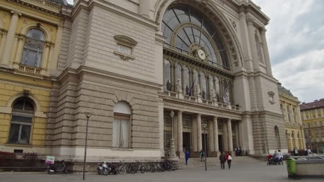 Menschen-Gehen-Vor-Dem-Ostbahnhof-Vorbei