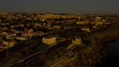 Sonnenuntergang-In-Der-Stadt-über-Dem-Ozean-In-Der-Nähe-Von-Marine-In-Cascais,-Portugal