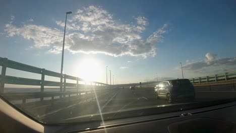 Timelapse-Hyperlapse-Dashcam-Imágenes-De-Automóviles-A-Través-Del-Puente-Severn-Prince-Of-Wales-En-Gales-Desde-Inglaterra-En-M4-Con-Sun-Flare-Uk-4k