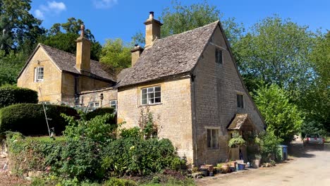 Casa-Típica-De-Cotswolds-En-El-Lindo-Pueblo-De-Stanway---Gloucestershire,-Inglaterra