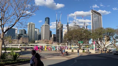 Vista-Urbana-Del-Paisaje-Urbano-De-Los-Turistas-Que-Visitan-El-Icónico-Letrero-Monumental-De-La-Letra-De-Bloque-De-Brisbane-Y-Pasean-En-La-Tarde-Soleada-En-El-Banco-Sur-Con-Edificios-De-Gran-Altura-En-El-Fondo,-Qld-Australia