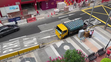 LKW-Mit-Gasflaschen-Macht-Eine-Gefährliche-Kurve-In-Der-Innenstadt-Von-Singapur