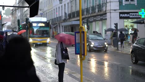 Gente-Esperando-El-Autobús-En-La-Parada-De-Autobús-En-Un-Día-Lluvioso