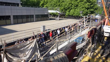 London-Canary-Wharf-Aug-2022-The-Götheborg-of-Sweden-is-docked-in-the-harbour,-a-line-people-que-to-come-aboard