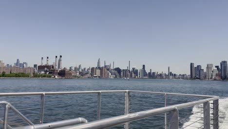 öffentliche-Verkehrsmittel-Fähre-Blick-Auf-Die-Skyline-Von-New-York-City