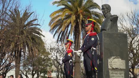 Zwei-Soldaten-Des-Grenadier-regiments-Zu-Pferd-Stehen-Neben-Dem-Denkmal-Von-General-San-Martin