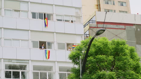 Regenbogenfahnen,-Die-Vor-Den-Fenstern-Für-Die-Pride-Parade-In-Mexiko-Drapiert-Sind