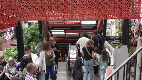 Las-Personas-Que-Suben-Y-Bajan-De-Las-Escaleras-Mecánicas-En-La-Comuna-13-De-Medellín,-Colombia