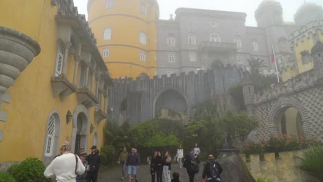 Chico-Está-Tomando-Fotos-De-Jóvenes-Portuguesas-Frente-Al-Castillo-De-Pena