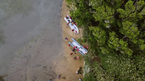 Fotografía-Cenital-De-Personas-Sacando-Sus-Cosas-De-Botes-Inflables-Que-Van-A-Acampar,-California