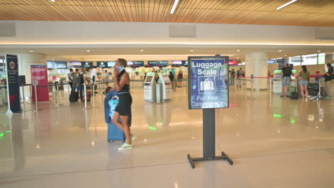 Viajeros-En-El-Aeropuerto-De-Phoenix-Que-Llevan-Equipaje-Y-Bolsas