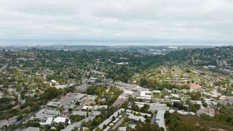 Tire-Hacia-Atrás-De-La-Zona-Residencial,-Rodeada-De-árboles-Verdes-En-San-Mateo,-California