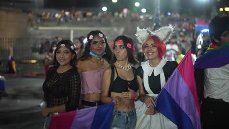 Gruppe-Von-Lesbischen-Homosexuellen-Lateinamerikanischen-Sexy-Schönen-Freunden,-Die-Während-Eines-Protestmarsches-Für-Ihre-Rechte-In-Mexiko-Zusammenstehen
