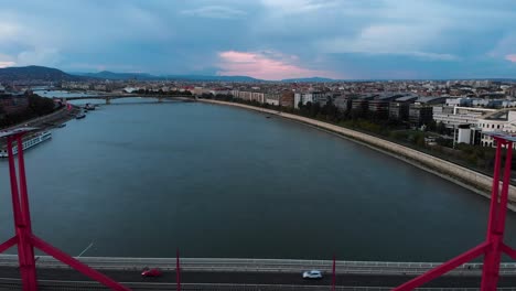 Langsam-Aufdecken,-Antenne-Von-Budapest-Zwischen-Zwei-Brückenmasten-Aufstellen