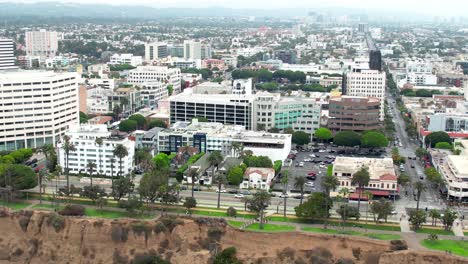 Szenische-Luftaufnahme-Der-Innenstadt-Von-Santa-Monica,-Kalifornien,-Von-Der-Ozeanseite-Nach-Osten