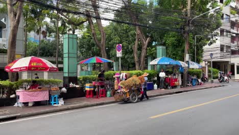 Hombres-Vendiendo-Escobas-En-Plumeros-En-Las-Calles-De-Bangkok,-Vendedor-De-Pequeñas-Empresas