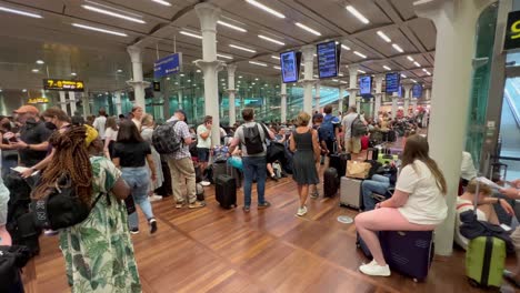 Huge-crowding-at-London-Eurostar-station-St-Pancras-International