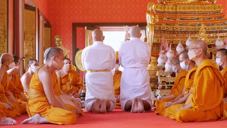 Ceremonia-De-Ordenación-En-El-Ritual-Del-Monje-Budista-Tailandés-Para-Cambiar-El-Hombre-Al-Monje-En-La-Ceremonia-De-Ordenación-En-El-Budista-En-Tailandia