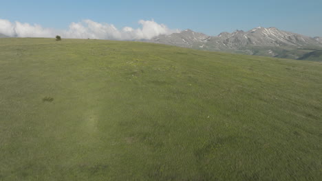 Panoramaaufnahme-Der-Georgischen-Berge,-Die-Das-Gefühl-Von-Freiheit-Und-Fernweh-Vermittelt