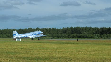 Douglas-Dc3-Plateado-Y-Azul-Rodando-Hacia-La-Pista-En-Exhibición-Aérea,-Vista-Lateral,-4k