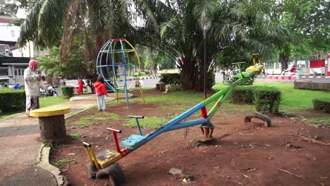 Mom-and-daughter-playing-on-the-city-park