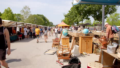 Cosas-Antiguas-Para-Vender-En-El-Mercado-De-Pulgas-En-Berlín-Durante-El-Caluroso-Día-De-Verano