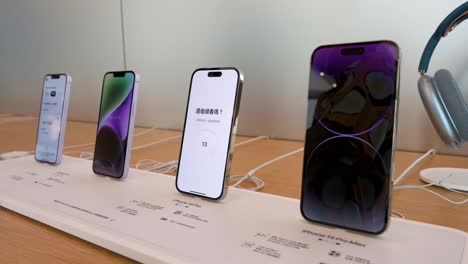 Die-Neuen-Apple-Iphone-14-Modelle-Werden-Im-Offiziellen-Apple-Store-Am-Tag-Der-Einführung-Der-Neuen-Iphone-14-Serie-In-Hongkong-Ausgestellt