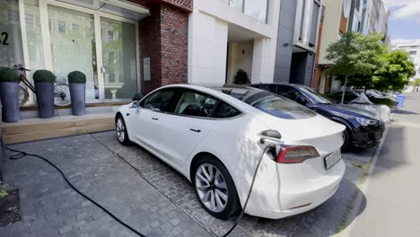 Batería-De-Carga-De-Coche-Eléctrico-En-La-Estación-De-Carga-En-El-Distrito-Moderno