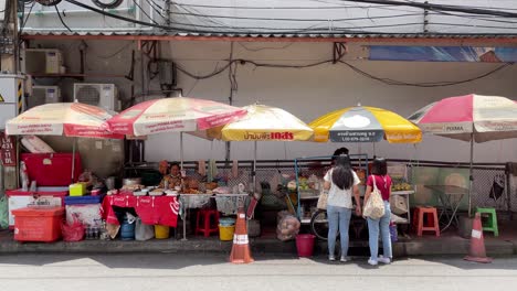 Mobile-Stände-Verkäufer-Entlang-Silom,-Bangkok