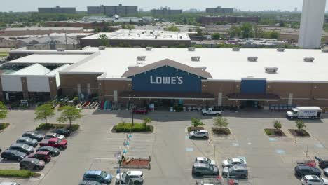 Vista-Aérea-De-La-Tienda-De-Mejoras-Para-El-Hogar-De-Lowe&#39;s-En-El-Centro-Comercial-Suburbano