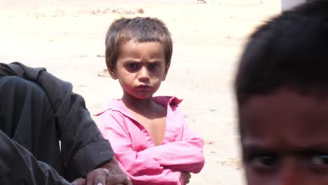 Pobre-Niña-De-Pie-Y-Mirando-Desesperadamente-Durante-La-Ayuda-De-Socorro-Por-Inundaciones-En-Baluchistán