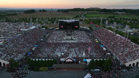 Vista-Aérea-Del-Concierto-De-Música-Al-Atardecer