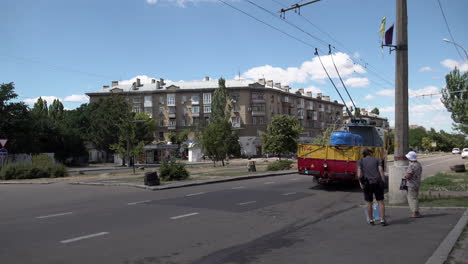Während-Des-Russischen-Ukrainekriegs-Fährt-Ein-Notfall-trinkwasserversorgungs-lastwagen-Davon
