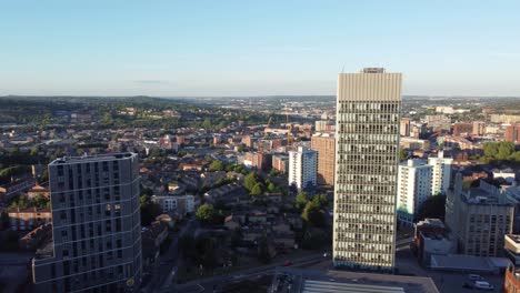 La-Torre-De-Las-Artes-De-La-Universidad-De-Sheffield-Desde-El-Parque-Weston-Filmada-En-4k-25-Fps-Con-Una-Cámara-De-Dron-Profesional