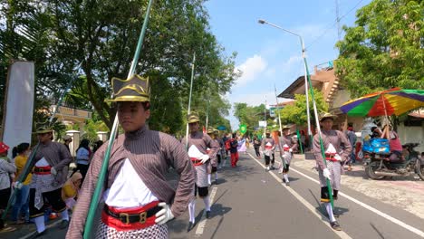 Eine-Parade-Von-Palastsoldaten,-Die-Hand-In-Hand-Gehen