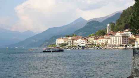 Ferry-Boat-Arrives-at-Beautiful-Tourist-Town-of-Bellagio,-Lake-Como,-Italy