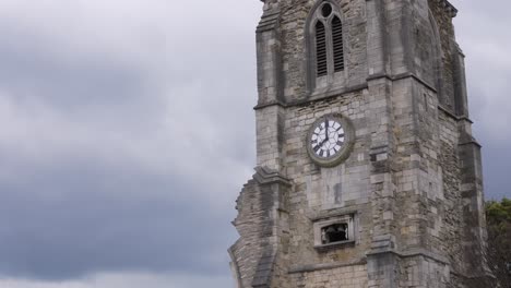 Inclinación-Lenta-Hacia-Abajo-En-Un-Día-Nublado-De-La-Iglesia-De-Holyrood-En-Southampton,-Reino-Unido