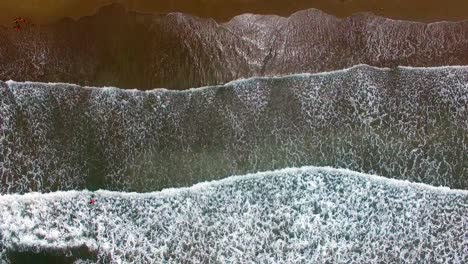 Vista-Aérea-Con-Drone-De-La-Gente-En-Las-Playas-De-Boca-Rio,-Veracruz