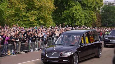 El-Coche-Fúnebre-Que-Lleva-El-Ataúd-De-La-Reina-Isabel-II-Está-Conduciendo-Por-Knightsbridge-En-La-Esquina-De-Hyde-Park-Frente-A-Miles-De-Personas-Durante-Su-Funeral.