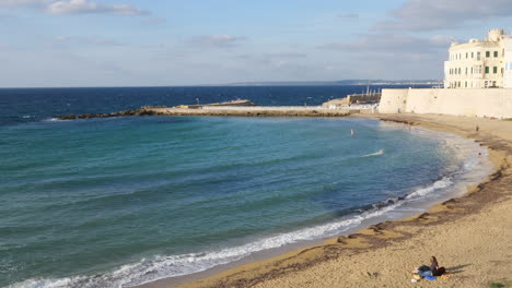 Playa-De-Pureza-En-Gallipoli,-Italia-Con-Gente-Relajante